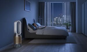 Dyson Purifier Humidify + Cool Formaldehyd i nattilstand i et soveværelse, hvor en kvinde sover i sengen