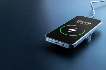Smartphone-opladning: iPhone oplader batteri fra trådløs oplader