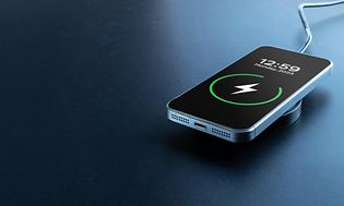 Smartphone-opladning: iPhone oplader batteri fra trådløs oplader