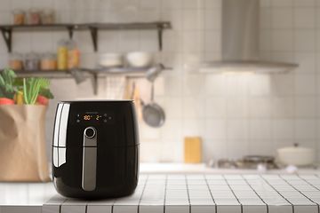 Billede af en airfryer på et køkkenbord