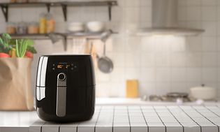 Billede af en airfryer på et køkkenbord