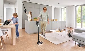 Familierengøring af hver del af et køkken med hver deres Bosch Unlimited serie 8-støvsuger