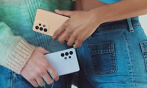 Populære smartphones: Galaxy A53 5G i hånden på to unge mennesker