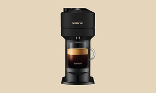 Nespresso Vertuo kapselmaskine på beige baggrund