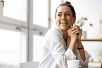 B2B - Make your home office more efficient - A smiling woman in front of her laptop Teaser 1000x500