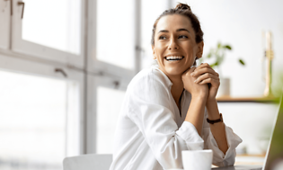 B2B - Make your home office more efficient - A smiling woman in front of her laptop Teaser 1000x500