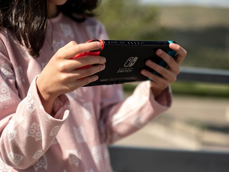 Nintendo: Nintendo Switch-konsol i hånden på pige