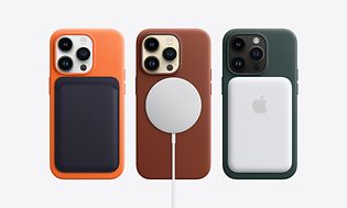 Produktbillede af bagsiden af tre forskellige iPhones med forskelligt tilbehør koblet til dem