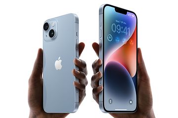 To forskellige iPhone 14 hold op på en hvid baggrund af hænder