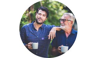 Rundt billede af to mænd der drikker kaffe