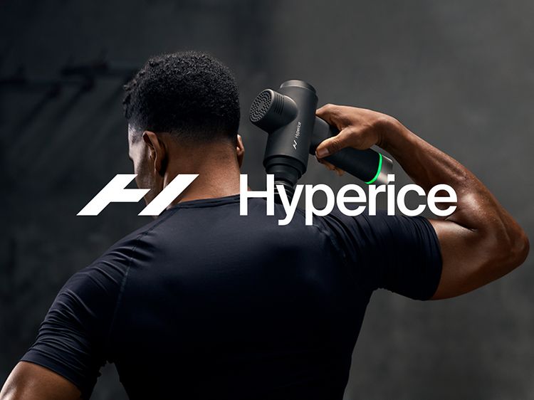 Hyperice logo og en mand der bruger en Hypervolt Massagepistol