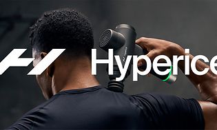 Hyperice logo og en mand der bruger en Hypervolt Massagepistol