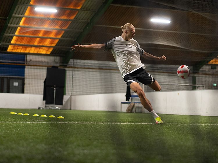 Erling Braut Haaland træner på en fodboldbane