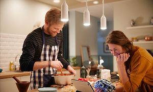 Philips Hue - Smart belysning - Par der laver mad under belysningen af downlight lamper