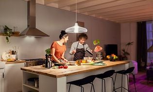 Philips Hue - hjemmet - smart belysning - billede af par der laver mad under belysningen af en loftlampe