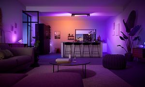 Philips hue - smart belysning - hjemmet - billede af stue oplyst af forskelligfarvede pærer