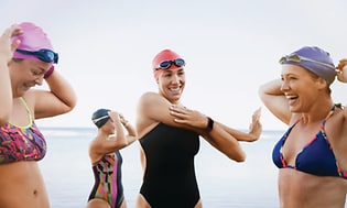 Fitbit Charge 4 - Wearables - Smart watch - Kvinder der varmer op iført svømmeudstyr og fitbit 4-ure