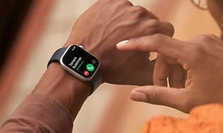 Apple - Smart watch - person med et Apple smart watch på håndleddet