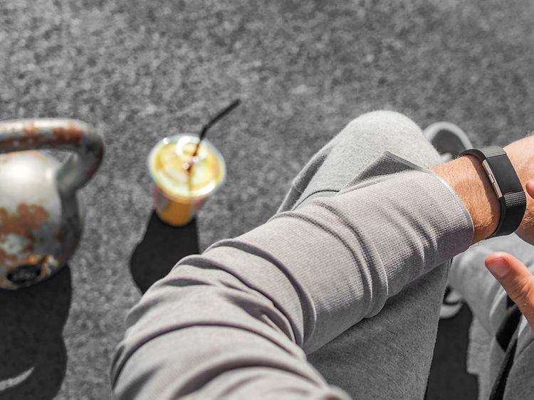 Telecom - Workout - Mand i træningstøj med et ur med pulsmåler på håndleddet