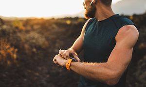 Telecom - Workout - Mand med en pulsmåler på håndleddet