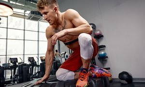 Telecom - Workout - Mand der sidder på et dæk med en pulsmåler rundt om brystet