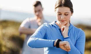 Telecom - Workout - En kvinde og en mand der måler deres puls med pulsmålere