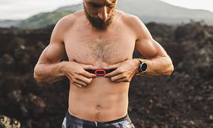 Telecom - Workout - Mand med en pulsmåler rundt om brystet