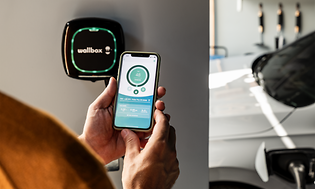 MDA - Cars and motorbikes - kvinde der bruger sin app til at styre en smart-opladningsboks
