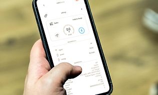 MDA - Cars and motor bikes - Mand der holder en smartphone med en oplader app