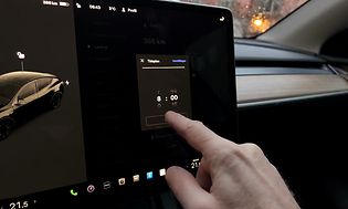 MDA - Cars and motor bikes - Mand der betjener touchskærmen i en elbil