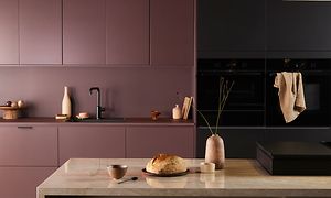 Epoq Trend Burgundy, Trend Sand and Pure Matt Black kitchen with an kitchen island