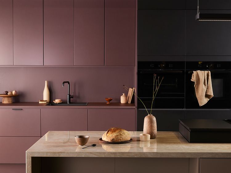 Epoq Trend Burgundy, Trend Sand and Pure Matt Black kitchen with an kitchen island