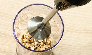 Stavblender anvendes til at blende peanuts
