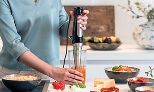 Kvinde tilbereder pastasauce med stavmixer fra Braun