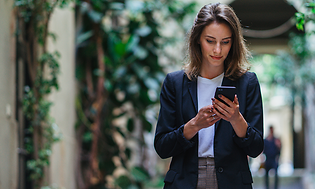 B2B - Mobile Device Management - En kvinde med sin mobiltelefon