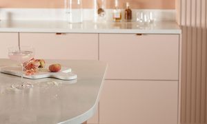 Epoq Trend Blush & Trend Sienna kitchen with shelfes of glasses