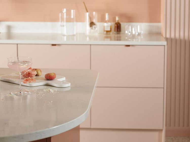 Epoq Trend Blush & Trend Sienna kitchen with shelfes of glasses