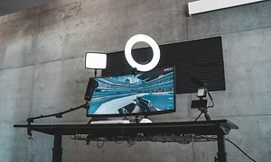 Gaming & entertainment - Gaming PC - Gaming-setup foran en betonvæg