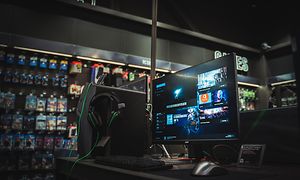 Gaming & entertainment - Gaming PC - Gaming-setup i gaming-afdelingen i en Elgiganten