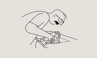 Tegning af en mand, der skærer i en bordplade med en elektrisk sav
