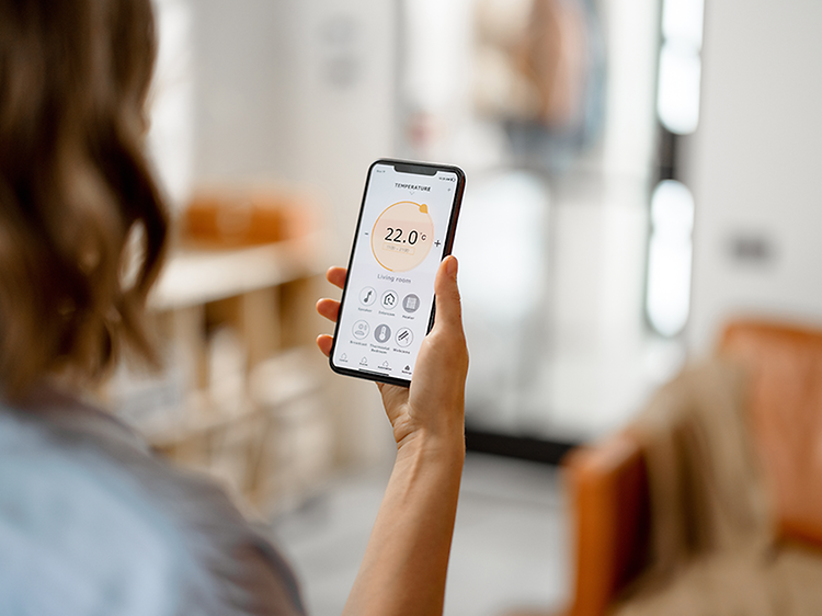 Indeklima: Kvinde måler luftkvalitet med en app.