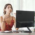 Indeklima: Kvinde køler sig ned med en blæse på kontoret