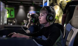 Dreng der gamer i profil