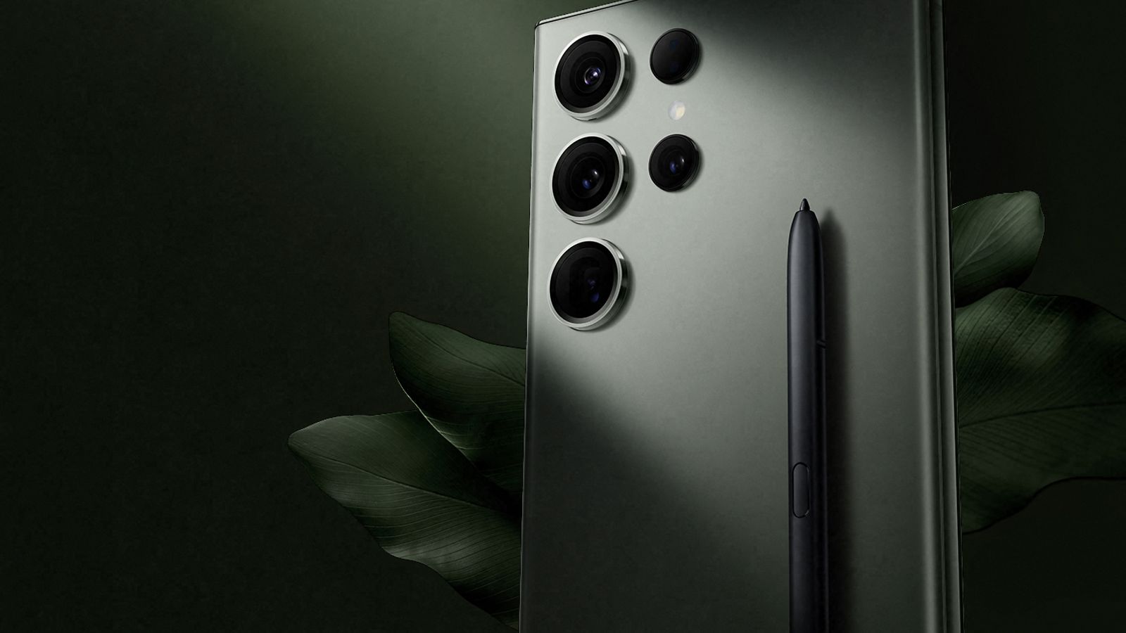 Samsung Galaxy S23 Ultra på en mørkegrøn baggrund