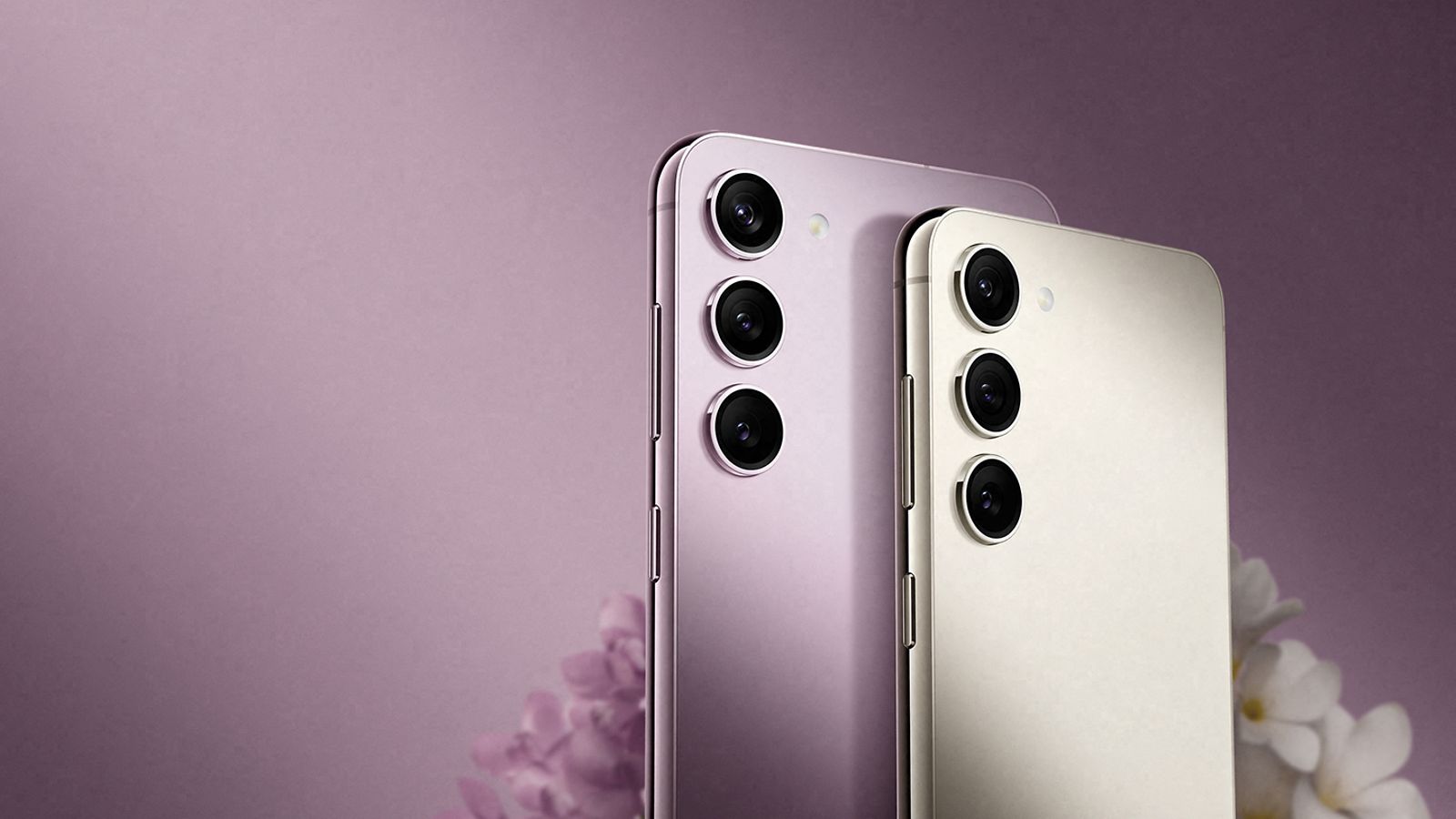 Samsung Galaxy S23 og S23+ på en lilla baggrund