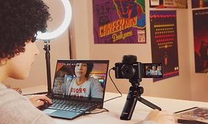 Ung kvinde filmer sig selv med Sony ZV-1F kamera med en bærbar foran sig