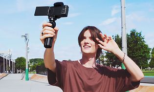 En dreng bruger Sony ZV-1F kamera til at vlogge