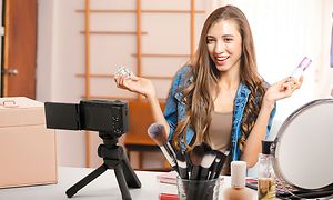 Ung kvinde filmer sig selv med Sony ZV-1F kamera