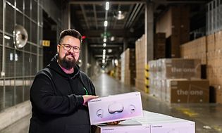 Gaming - VR Gaming - Elgiganten salgsperson med et VR-headset i favnen i et lagerhus