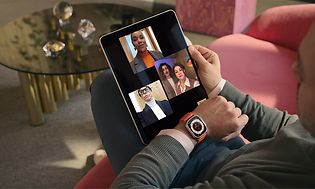 Apple Business Manager - Mand, der sidder med en iPad og holder et videomøde